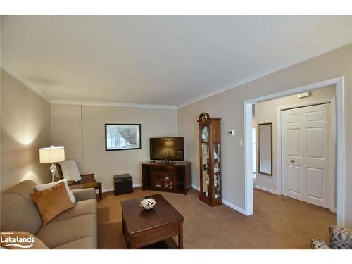 9 Park Road, Collingwood, ON - Indoor Photo Showing Living Room