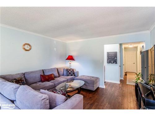 35 Dorcas Avenue, Tiny, ON - Indoor Photo Showing Living Room