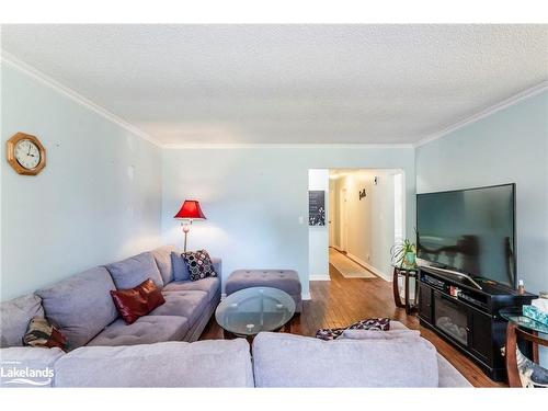 35 Dorcas Avenue, Tiny, ON - Indoor Photo Showing Living Room