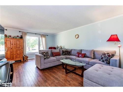 35 Dorcas Avenue, Tiny, ON - Indoor Photo Showing Living Room