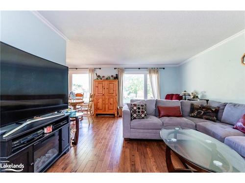 35 Dorcas Avenue, Tiny, ON - Indoor Photo Showing Living Room