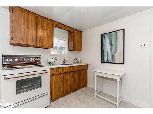 113 37Th Street N, Wasaga Beach, ON - Indoor Photo Showing Kitchen