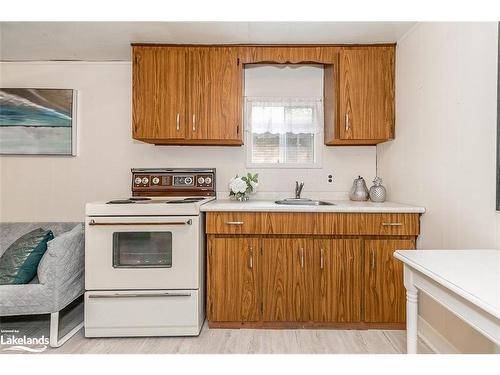 113 37Th Street N, Wasaga Beach, ON - Indoor Photo Showing Kitchen