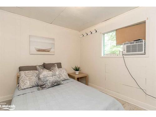 113 37Th Street N, Wasaga Beach, ON - Indoor Photo Showing Bedroom