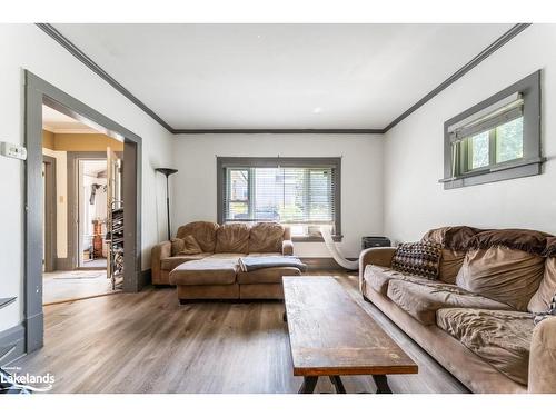 16 Lorne Street S, Huntsville, ON - Indoor Photo Showing Living Room