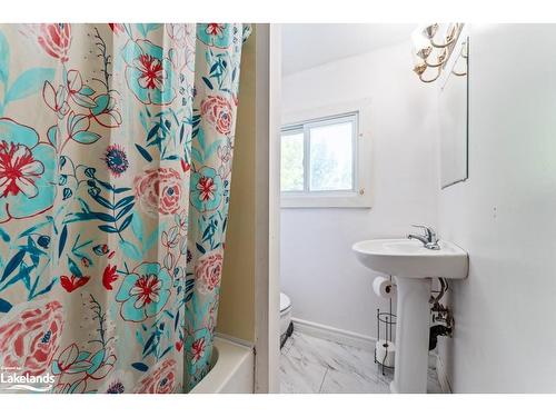 16 Lorne Street S, Huntsville, ON - Indoor Photo Showing Bathroom