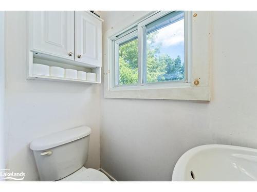 16 Lorne Street S, Huntsville, ON - Indoor Photo Showing Bathroom