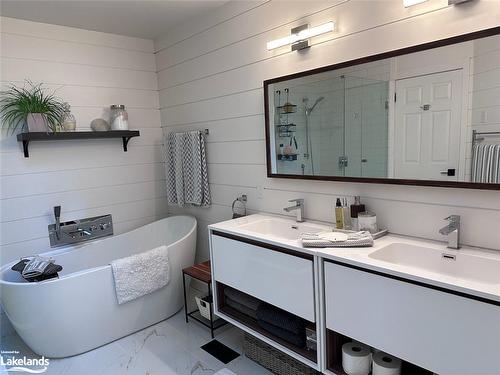 11 Shoreline Dr, Bracebridge, ON - Indoor Photo Showing Bathroom