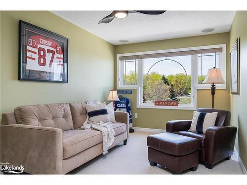 7 North Maple Street, Collingwood, ON - Indoor Photo Showing Living Room