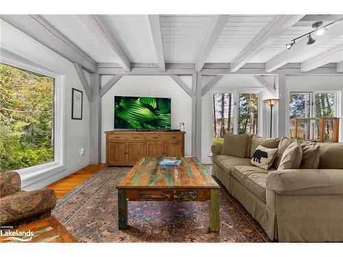 1095 Williamsport Road, Huntsville, ON - Indoor Photo Showing Living Room