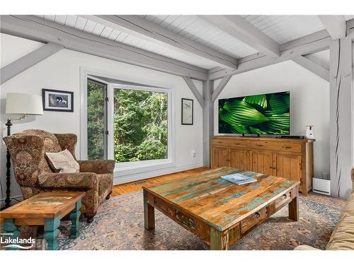 1095 Williamsport Road, Huntsville, ON - Indoor Photo Showing Living Room