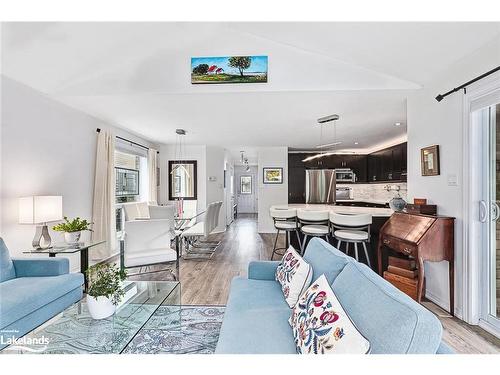 34 Williams Street, Collingwood, ON - Indoor Photo Showing Living Room