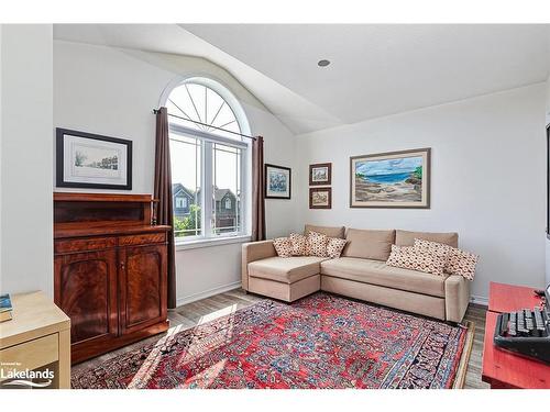 34 Williams Street, Collingwood, ON - Indoor Photo Showing Living Room