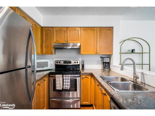 95-18 Ramblings Way, Collingwood, ON - Indoor Photo Showing Kitchen With Double Sink