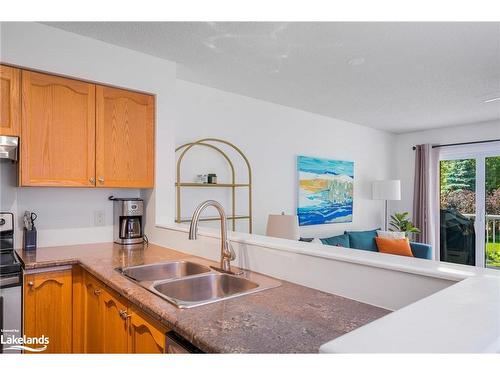 95-18 Ramblings Way, Collingwood, ON - Indoor Photo Showing Kitchen With Double Sink