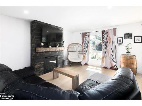 44 Parker Street W, Meaford, ON - Indoor Photo Showing Living Room