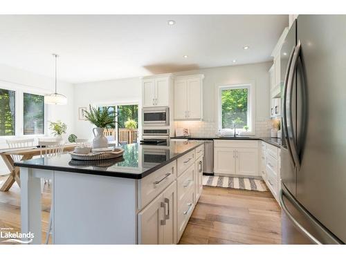 6 Boulder Court, Huntsville, ON - Indoor Photo Showing Kitchen With Upgraded Kitchen