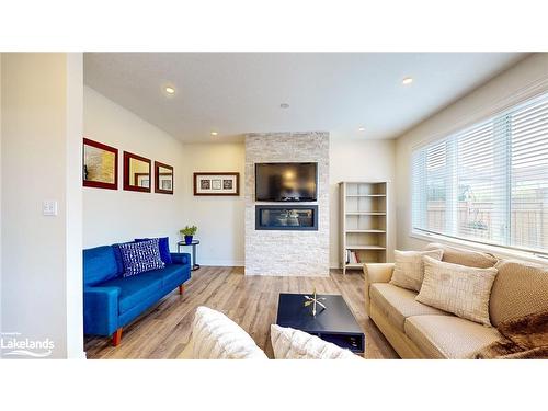 16 Portland Street, Collingwood, ON - Indoor Photo Showing Living Room