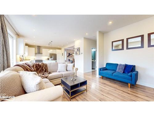 16 Portland Street, Collingwood, ON - Indoor Photo Showing Living Room