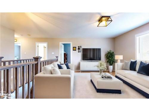 16 Portland Street, Collingwood, ON - Indoor Photo Showing Living Room