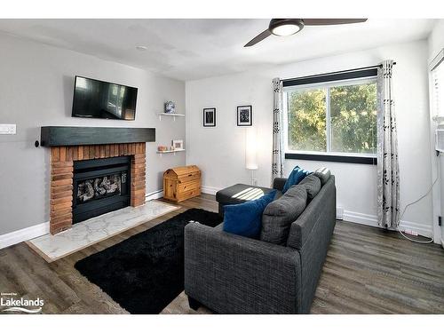 39-19 Dawson Drive, Collingwood, ON - Indoor Photo Showing Living Room With Fireplace