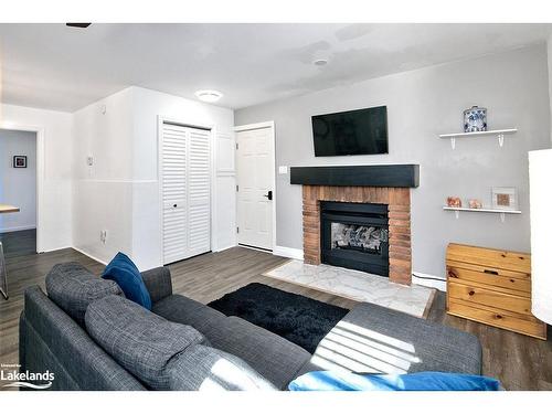 39-19 Dawson Drive, Collingwood, ON - Indoor Photo Showing Living Room With Fireplace