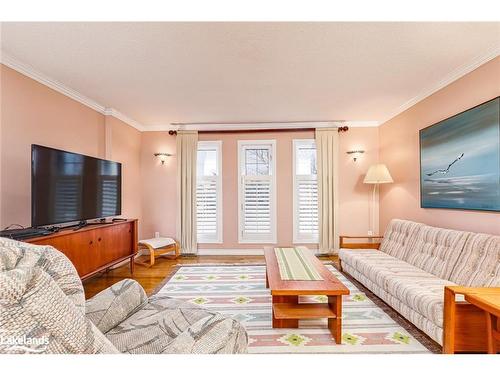 38 Mckean Boulevard, Nottawa, ON - Indoor Photo Showing Living Room