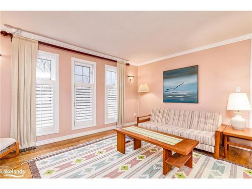 38 Mckean Boulevard, Nottawa, ON - Indoor Photo Showing Living Room