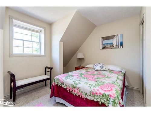 7 Andrew Court, Wasaga Beach, ON - Indoor Photo Showing Bedroom