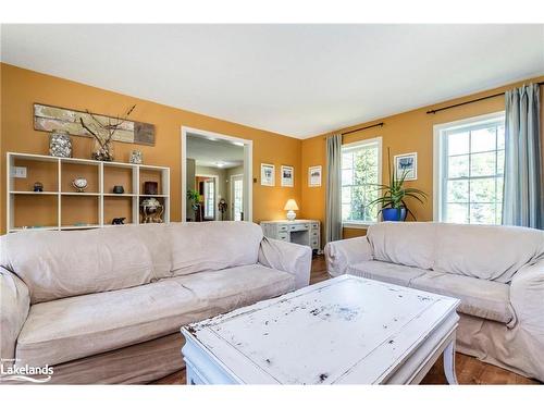 7 Andrew Court, Wasaga Beach, ON - Indoor Photo Showing Living Room