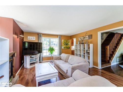 7 Andrew Court, Wasaga Beach, ON - Indoor Photo Showing Living Room