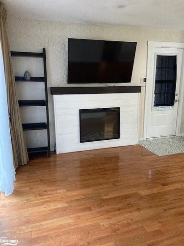 104-23 Dawson Drive, Collingwood, ON - Indoor Photo Showing Living Room With Fireplace