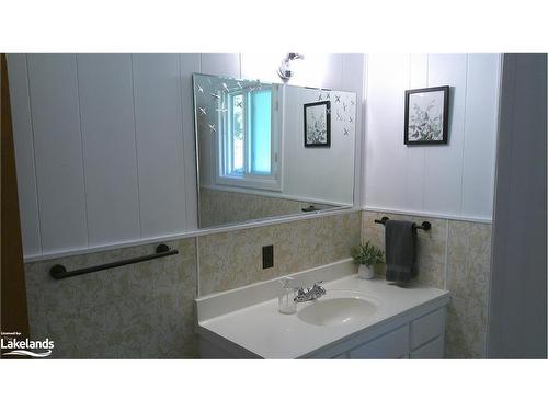 69 Albert Avenue, Tiny, ON - Indoor Photo Showing Bathroom