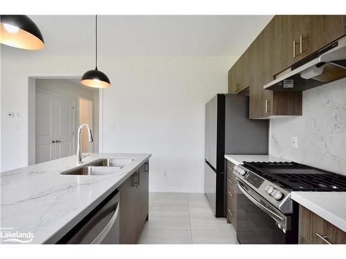 32 Simona Avenue, Wasaga Beach, ON - Indoor Photo Showing Kitchen With Stainless Steel Kitchen With Double Sink With Upgraded Kitchen