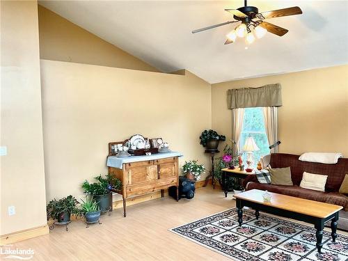 34 Pine Drive, Sprucedale, ON - Indoor Photo Showing Living Room