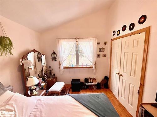 34 Pine Drive, Sprucedale, ON - Indoor Photo Showing Bedroom