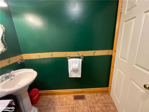 34 Pine Drive, Sprucedale, ON - Indoor Photo Showing Bathroom