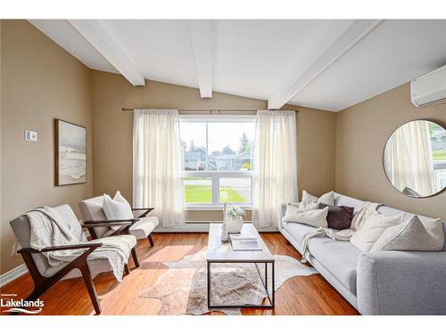 594 Oak Street, Collingwood, ON - Indoor Photo Showing Living Room