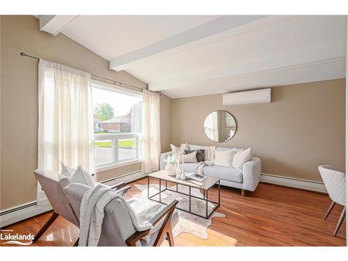 594 Oak Street, Collingwood, ON - Indoor Photo Showing Living Room