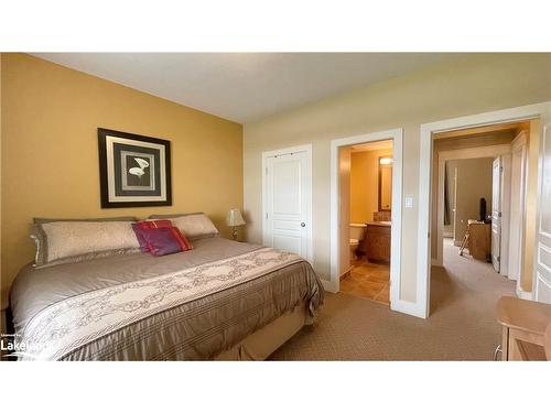 125-125 Fairway Court, The Blue Mountains, ON - Indoor Photo Showing Bedroom