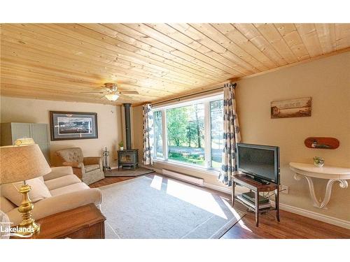 1537 Fox Point Road, Lake Of Bays (Twp), ON - Indoor Photo Showing Living Room