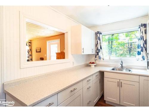 1537 Fox Point Road, Lake Of Bays (Twp), ON - Indoor Photo Showing Kitchen