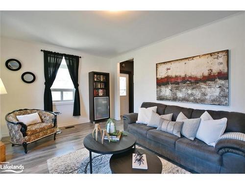 148 Marsh Street, The Blue Mountains, ON - Indoor Photo Showing Living Room