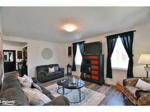 148 Marsh Street, The Blue Mountains, ON - Indoor Photo Showing Living Room