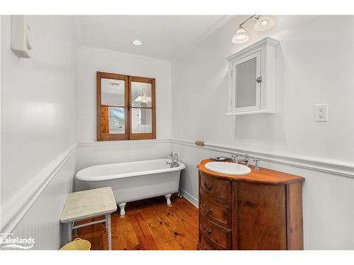 928 Jones Lane, Huntsville, ON - Indoor Photo Showing Bathroom