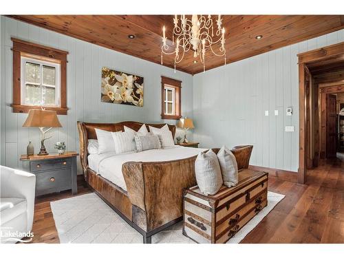 1074 Tally Ho Winter Park Road, Lake Of Bays, ON - Indoor Photo Showing Bedroom