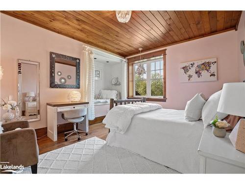 1074 Tally Ho Winter Park Road, Lake Of Bays, ON - Indoor Photo Showing Bedroom