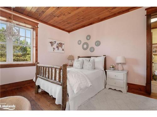 1074 Tally Ho Winter Park Road, Lake Of Bays, ON - Indoor Photo Showing Bedroom