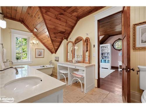 1074 Tally Ho Winter Park Road, Lake Of Bays, ON - Indoor Photo Showing Bathroom