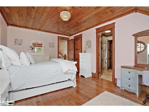 1074 Tally Ho Winter Park Road, Lake Of Bays, ON - Indoor Photo Showing Bedroom